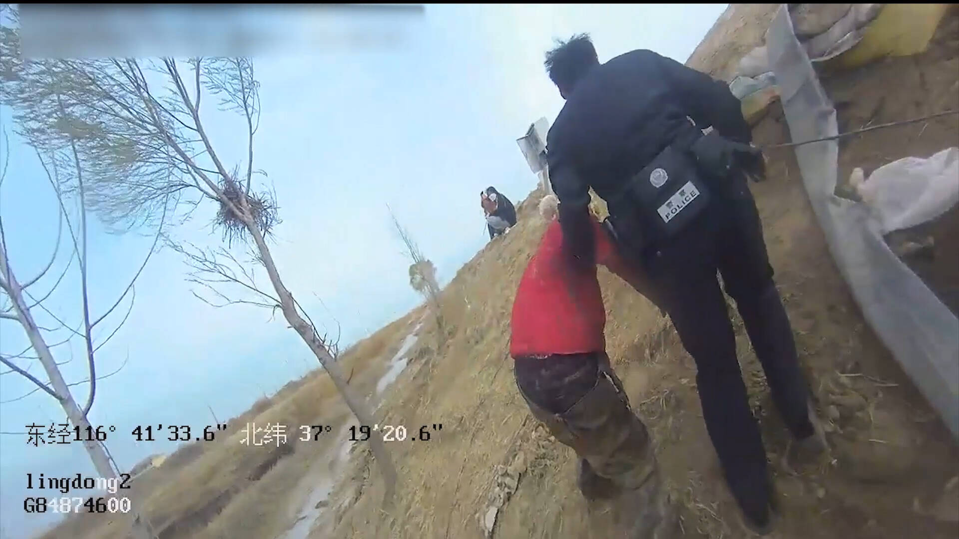 德州陵城区一女子身陷河沟淤泥，警民联手紧急营救