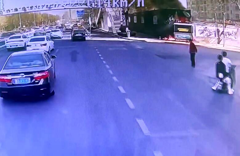 路遇火情 潍坊3名公交驾驶员不约而同地提着灭火器冲了上去