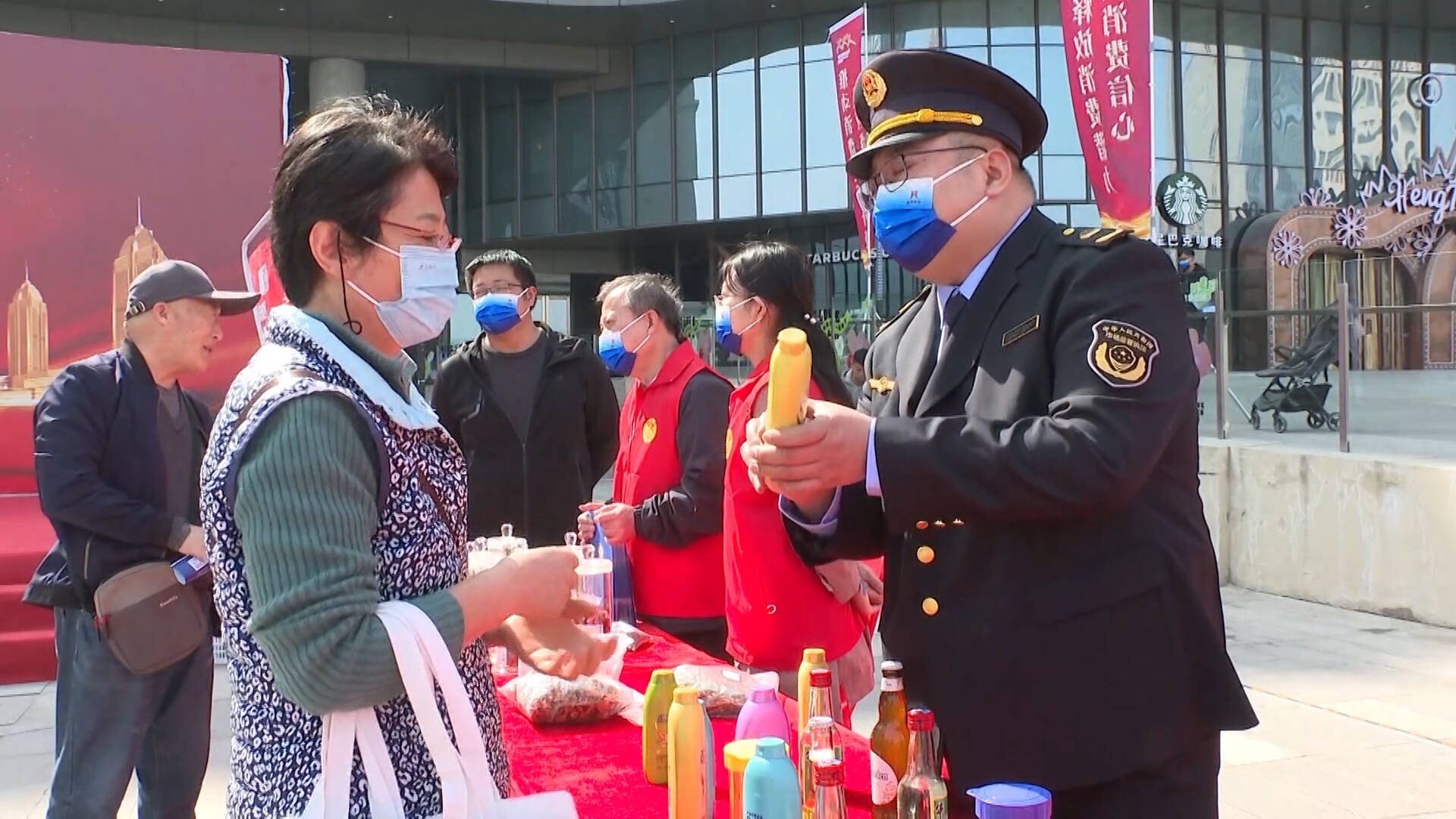 枣庄薛城“3·15”打假宣传上街头 助市民练就辨假“火眼金睛”