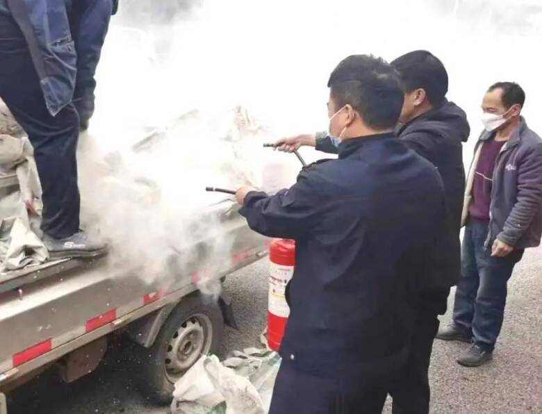 货车起火！潍坊公交驾驶员与热心市民联手化解险情