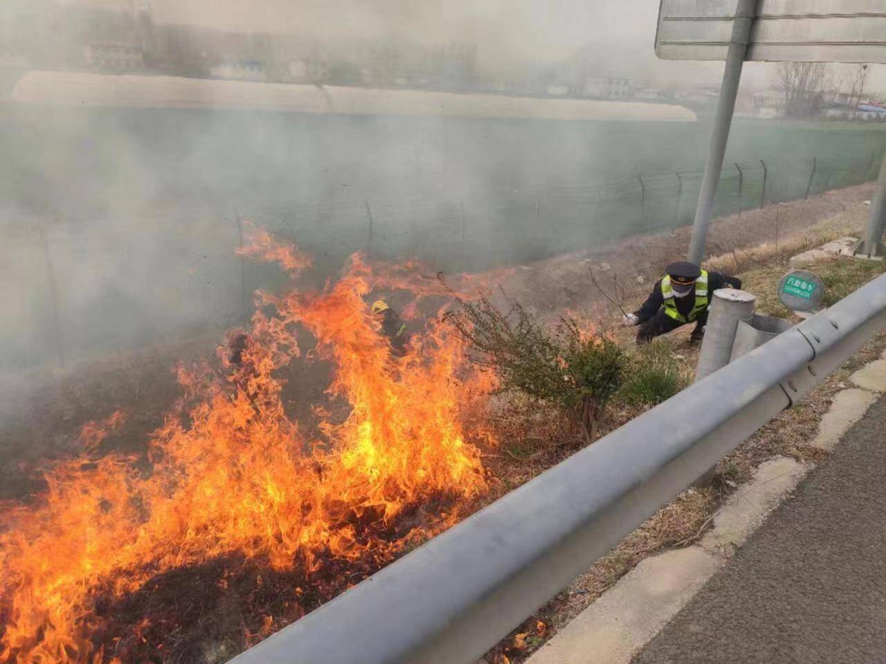 枣庄高速路边沟惊现火情，交通执法人员变身“消防员”
