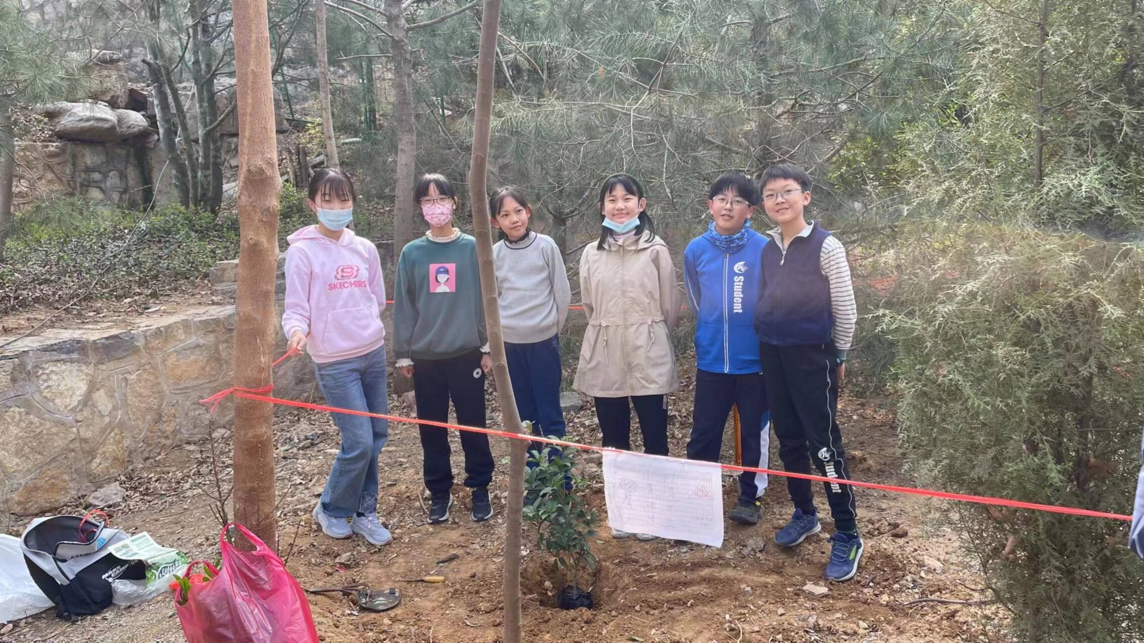 山东大学附属中学2018级5班六组成员开展“学雷锋 植绿树”活动