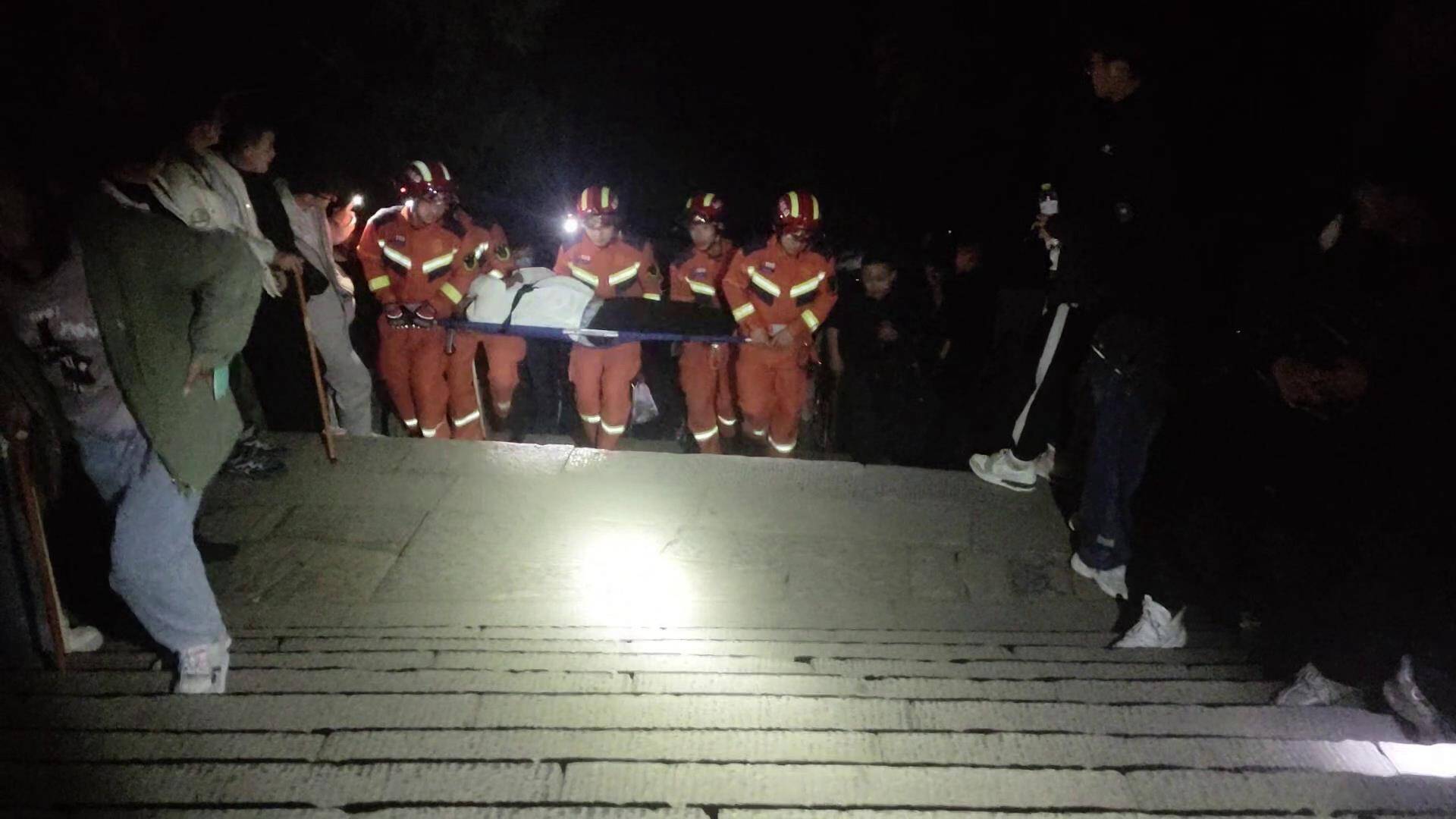 泰安：游客夜爬泰山突发疾病 消防抬担架急救