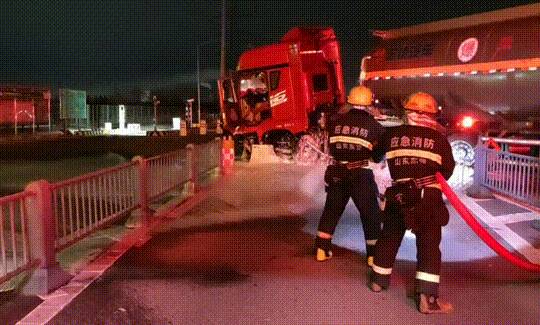 油罐车相撞油箱泄漏 东营消防火速处置