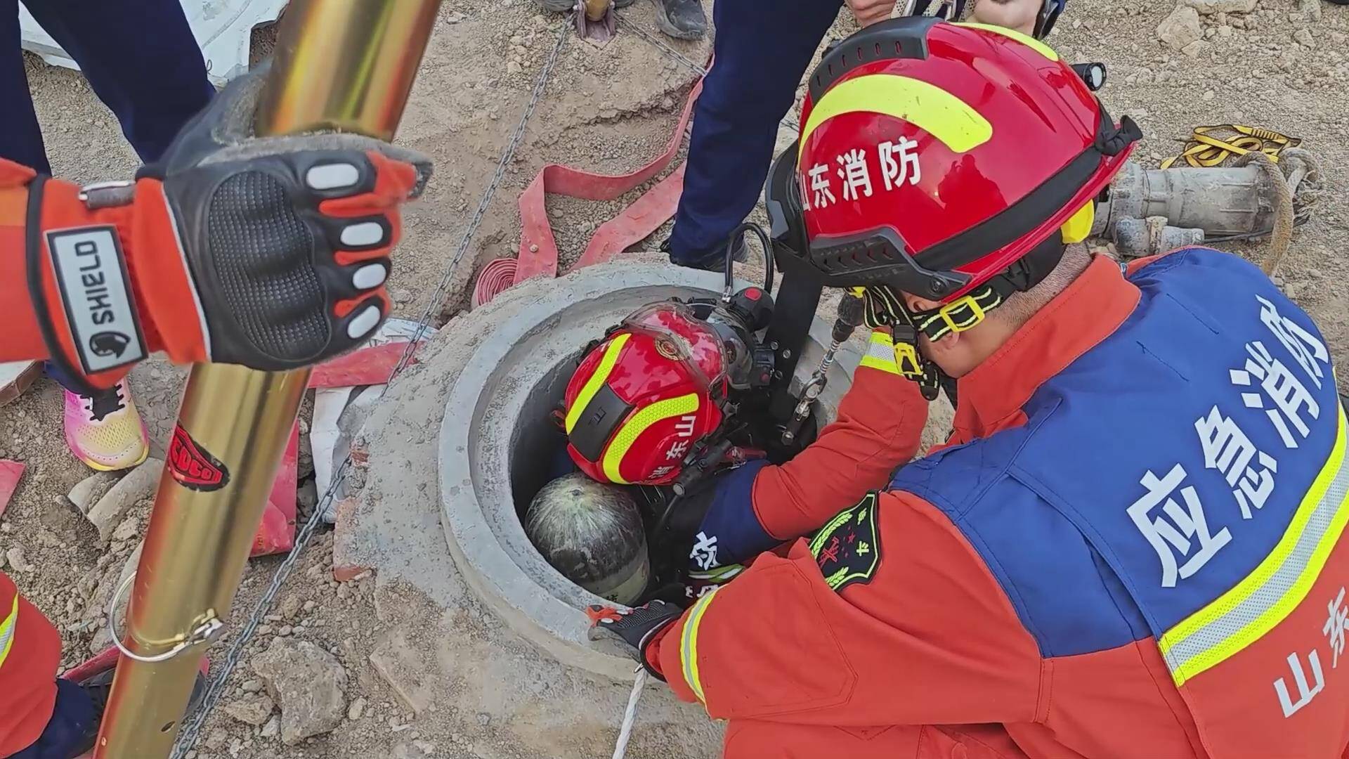 潍坊：一人井下被困昏迷 消防紧急救援