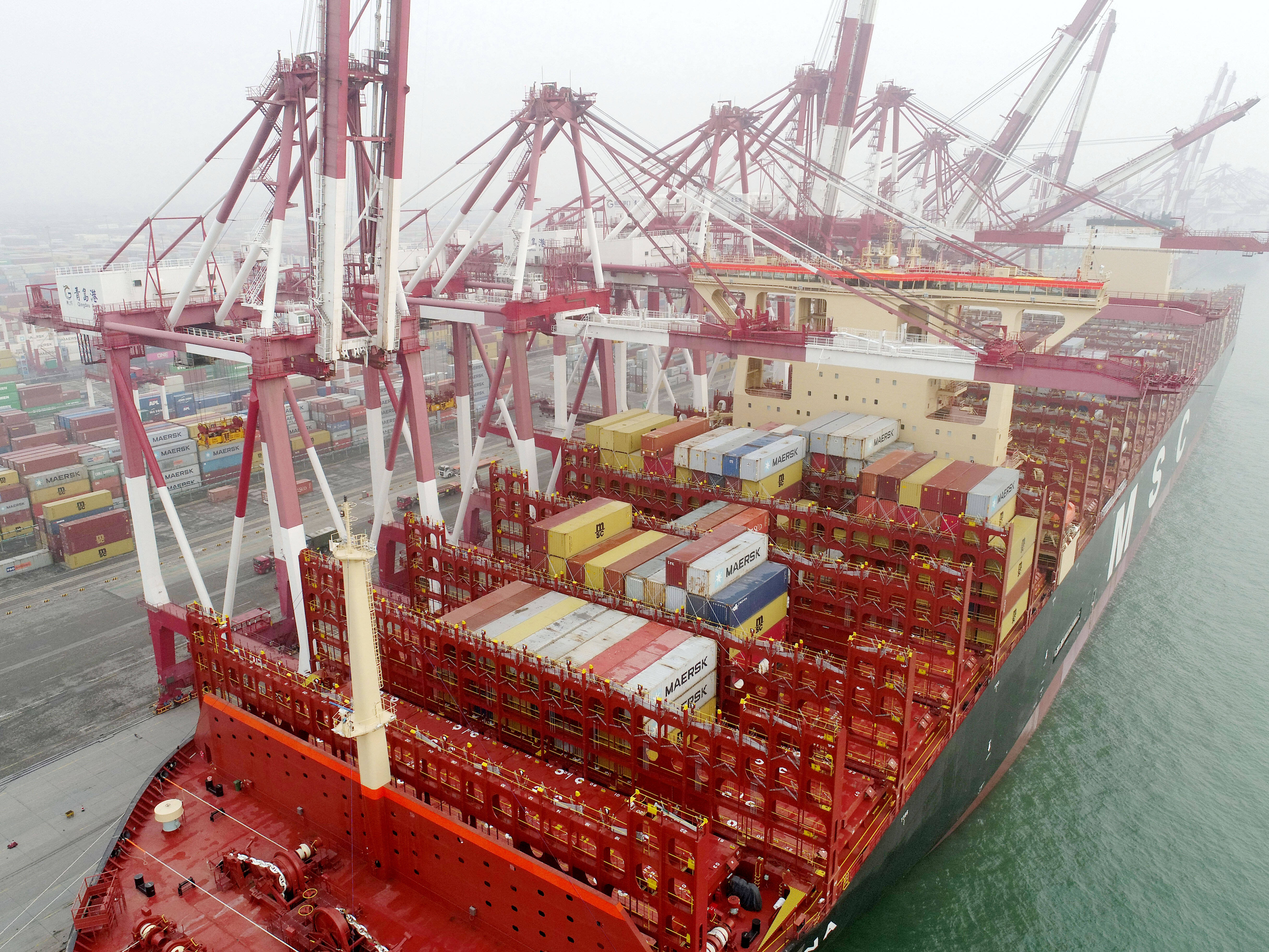 全球最大集装箱船在青岛港投入运营 一次可载24346只集装箱