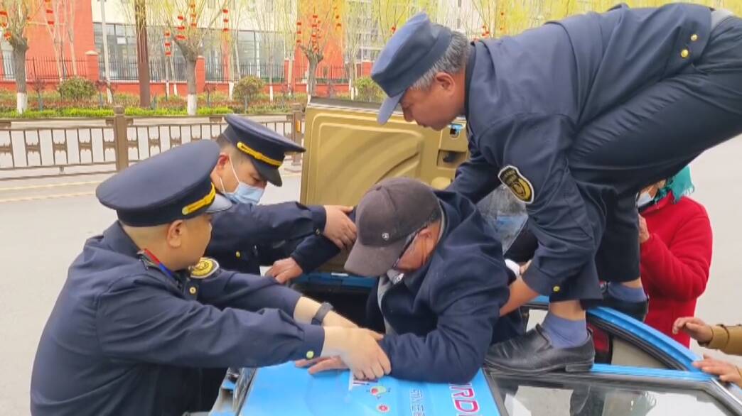 东明：七旬老人驾驶三轮车侧翻被困 交通执法队员紧急救援