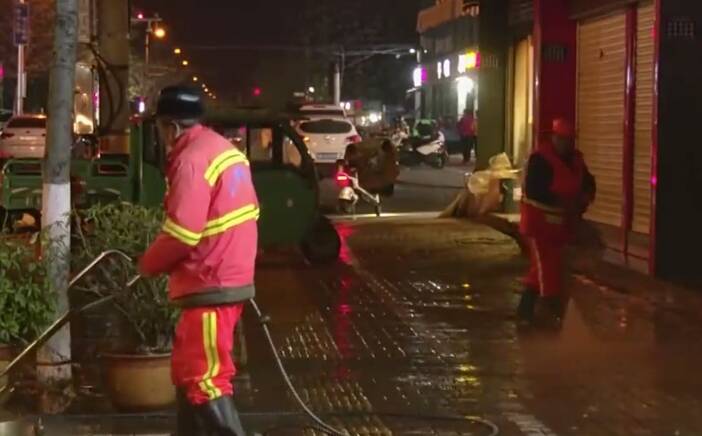 济宁：开展夜间道路清洁提升城市环境
