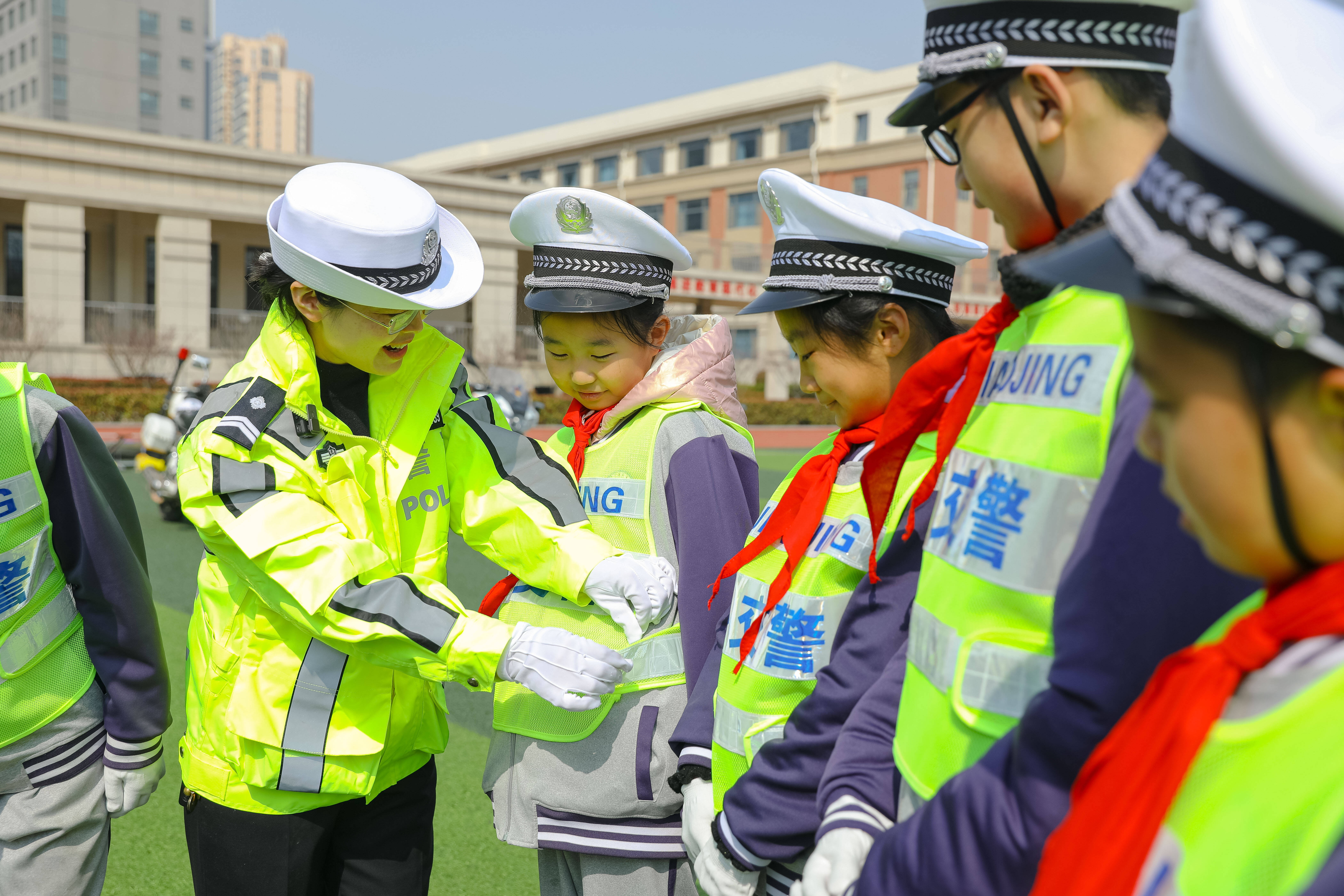 青岛李沧：交警宣传进校园 守护学生平安路