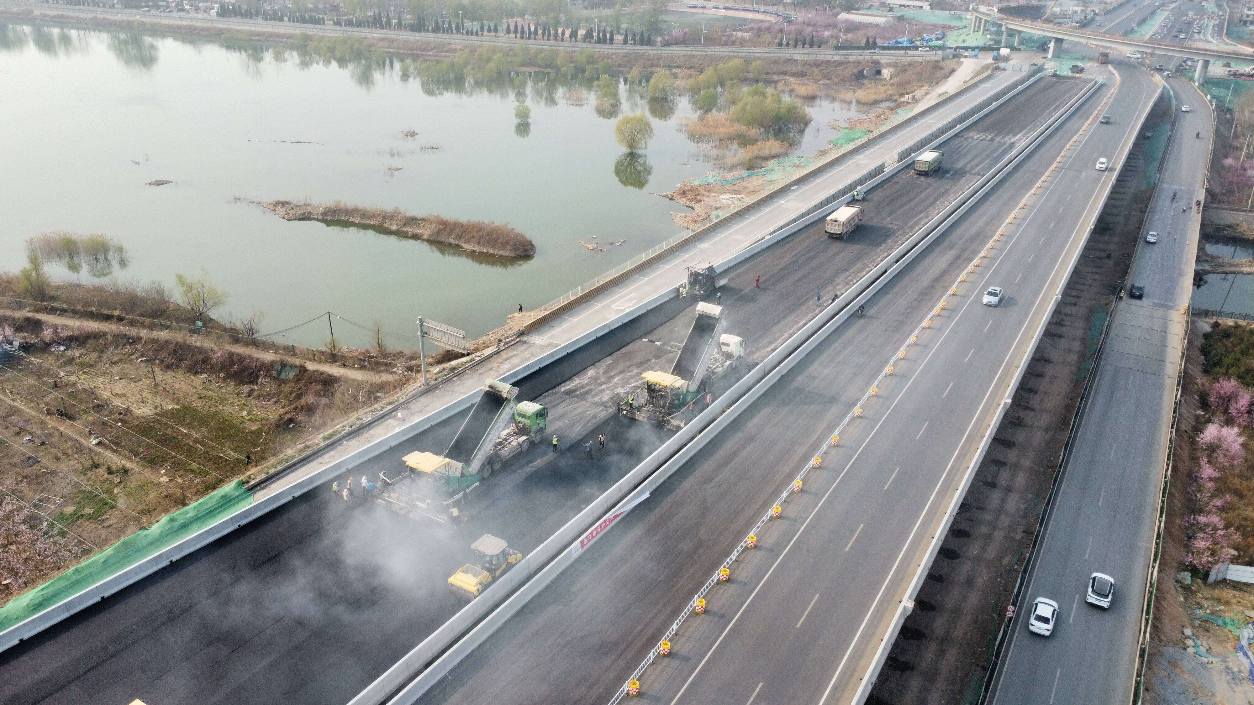 省道103旅游公路仲宫大桥开始摊铺沥青 进入通车倒计时