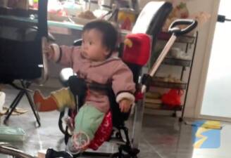 11个月宝宝熟练“驾驶”婴儿车