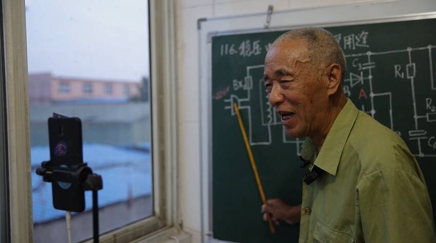 换个讲台，继续发光发热！济宁82岁退休教师王广杰获感动中国“银发知播”奖