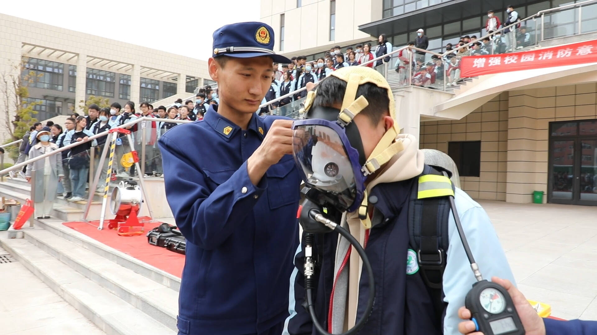 枣庄高新区“蓝朋友”化身“蓝老师” 为学生撑起安全“保护伞