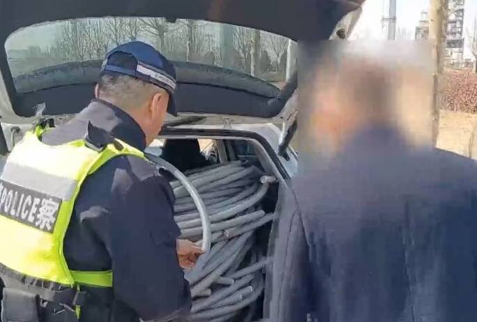“贼大胆”！烟台俩男子偷10万元电缆 回去路上被民警逮个正着