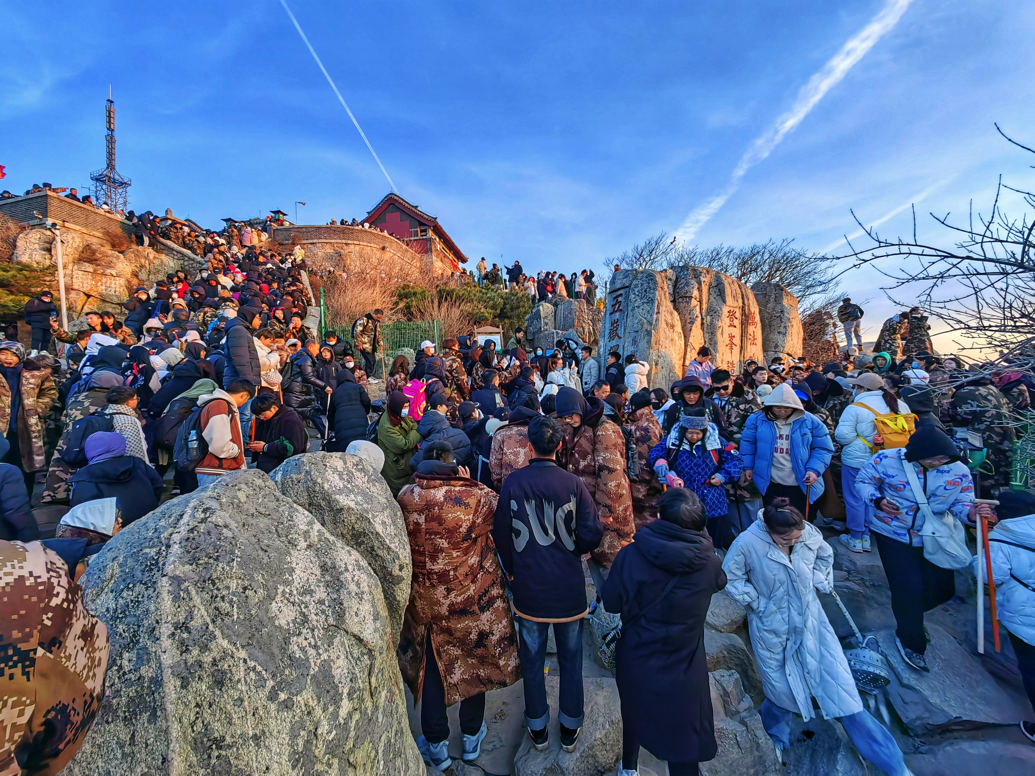 截至3月31日14时，泰山已接待进山游客215.7万人