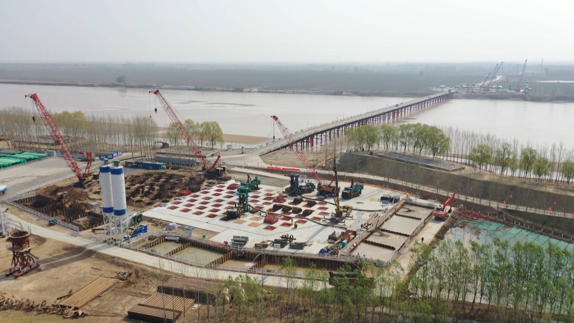 津潍高铁先开段东营黄河公铁大桥展开主塔施工
