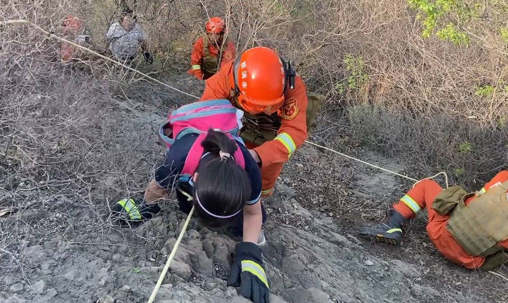 滨州：女子带孩子爬山被困山顶 消防员44分钟营救至山脚下