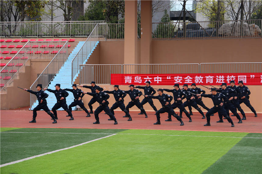 刑警走進青島六中舉行“安全教育進校園”金盾志愿活動