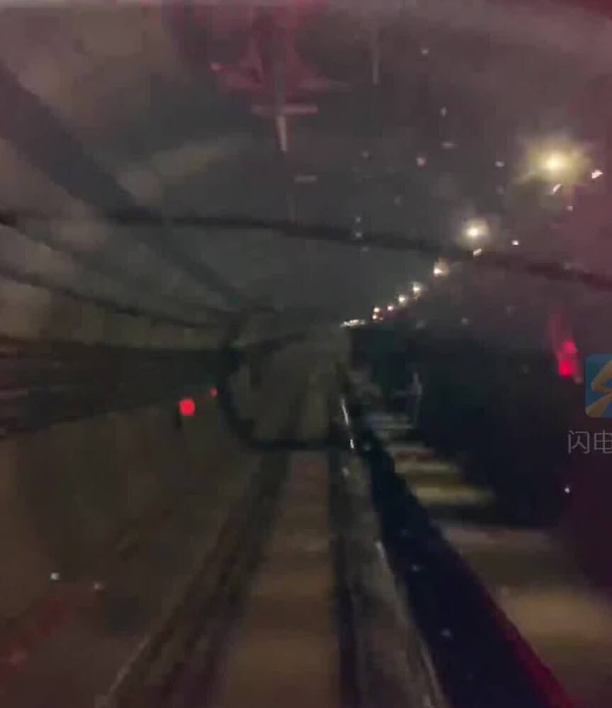 穿越即视感！济南地铁2号线车尾视角仿佛进入时空隧道