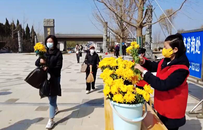 潍坊：2万支鲜花免费送 暖心服务倡树文明新风