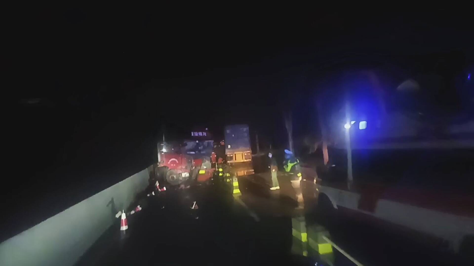 东营：两货车迎头相撞两司机被困 消防部门成功解救
