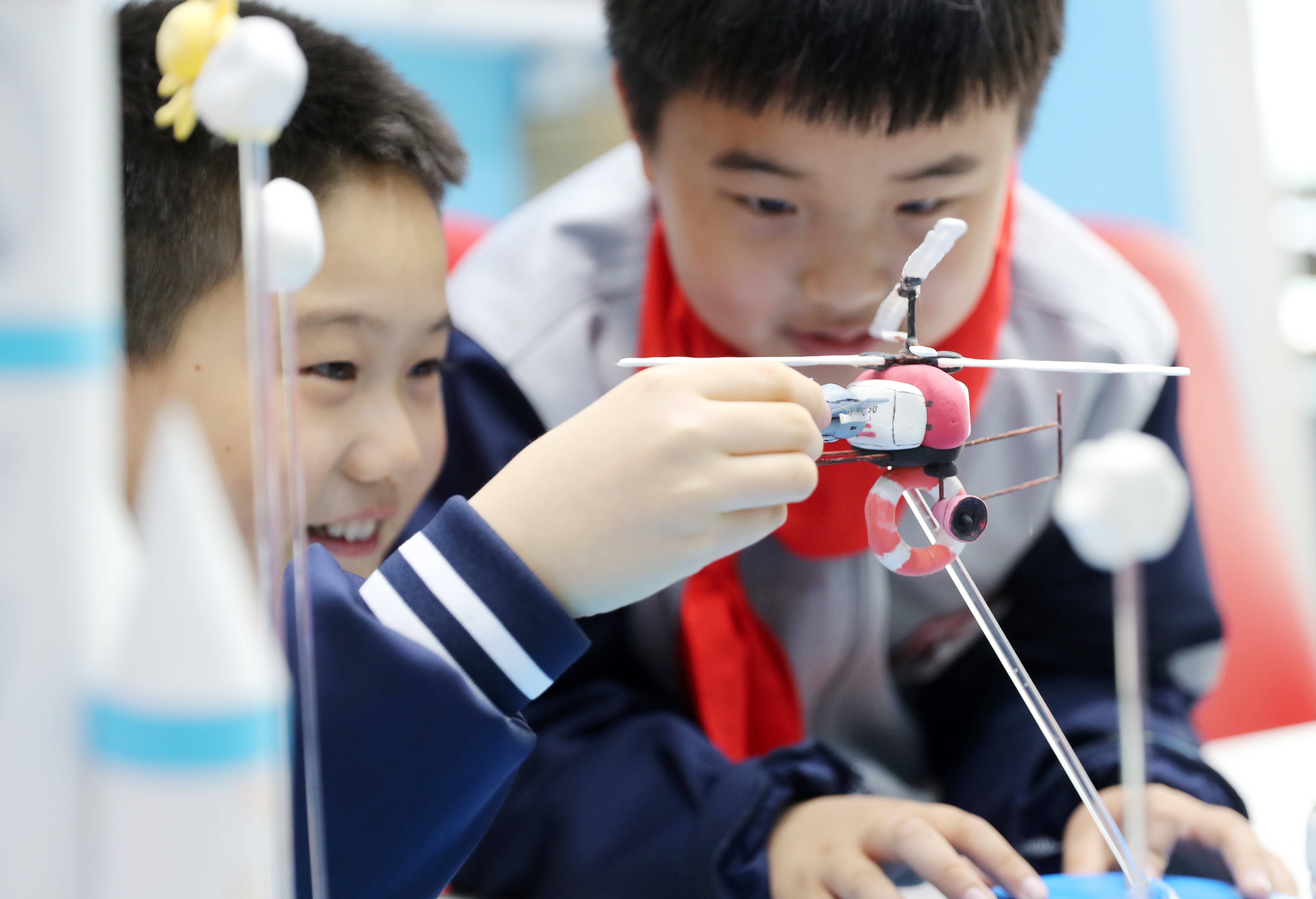 青岛校园举办科技节 让孩子们近距离感受科技魅力