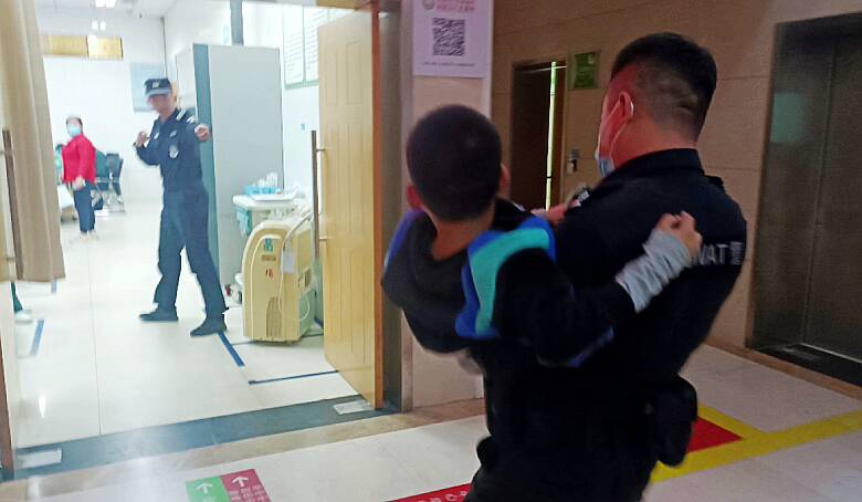 潍坊：男孩脚底扎入竹竿 危急时刻“警察叔叔”温暖守护