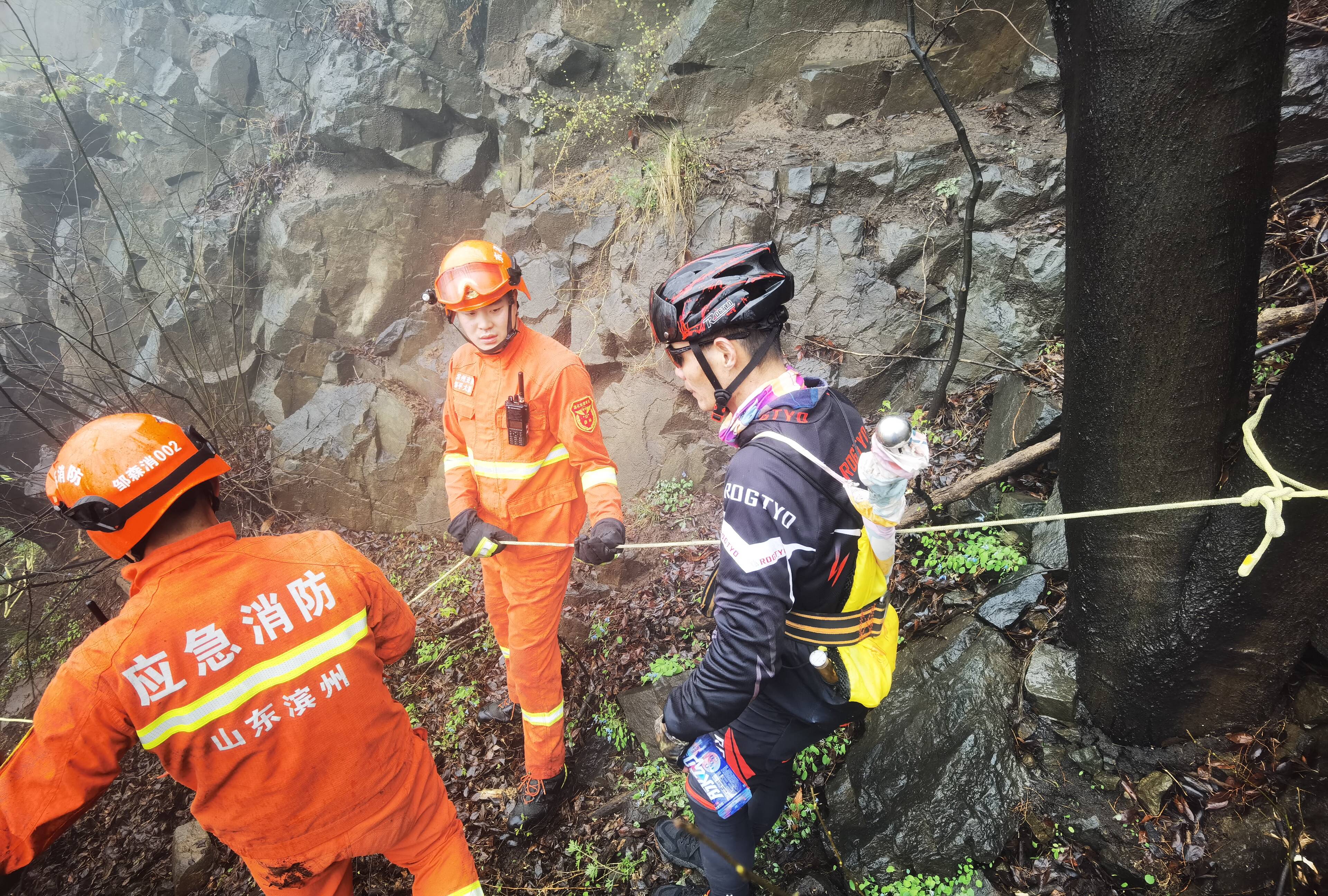 滨州：驴友雨中登山被困山顶 消防救援人员紧急营救