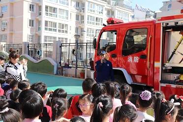 威海高区消防车“开”进幼儿园  萌娃“零距离”话安全