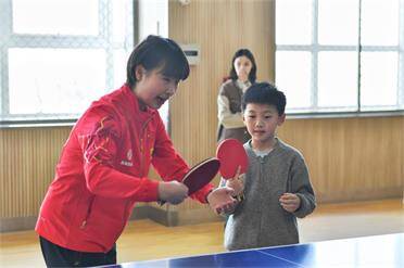 威海南海新区：国家青年乒乓球队员与中外师生共享乒乓运动