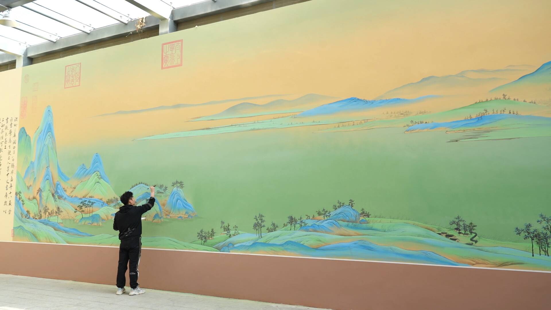 《千里江山图》搬上小学墙面！临沂墙绘师历时两个月画出120米青绿山水