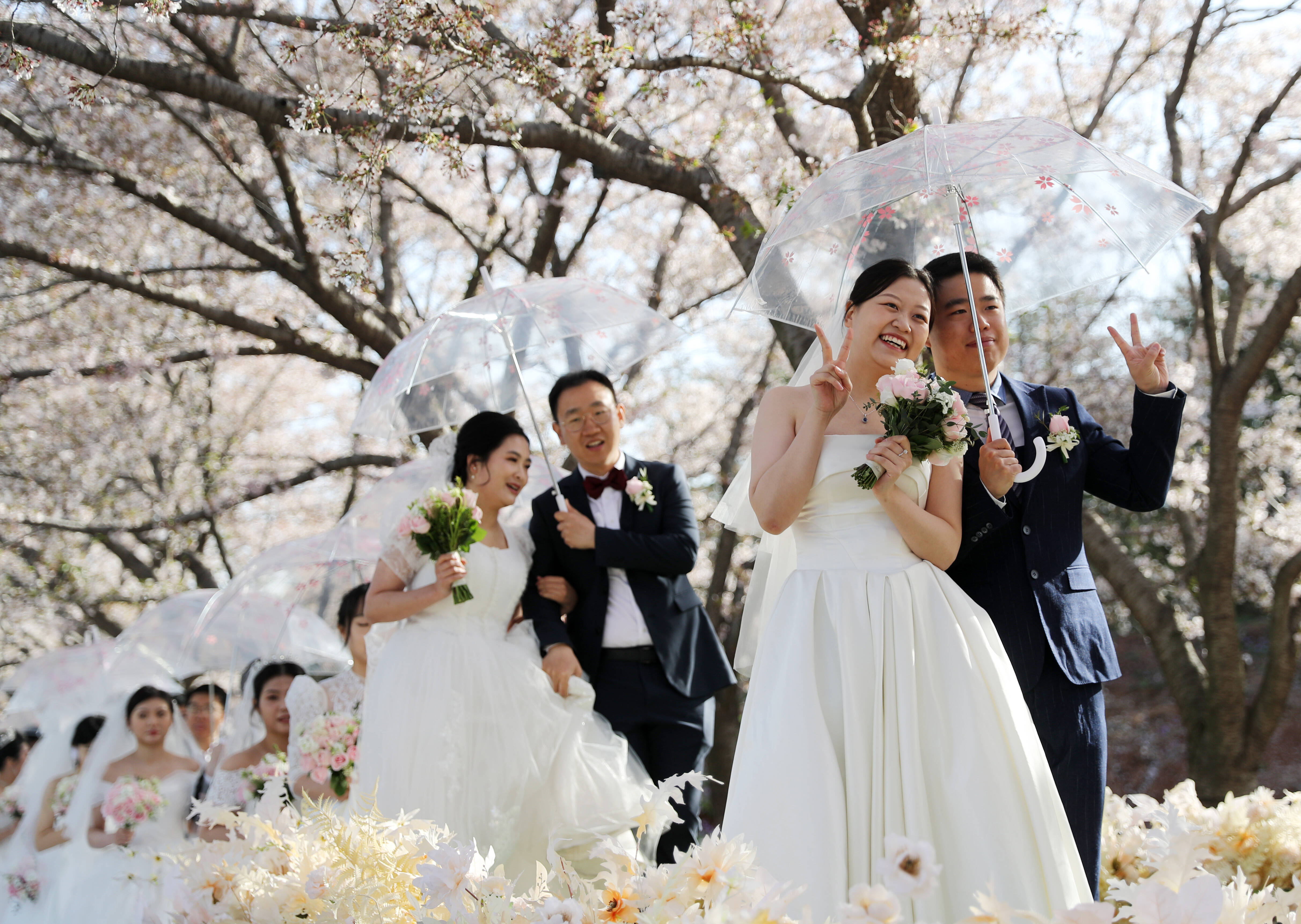 中国海洋大学为99对校友举办集体婚礼