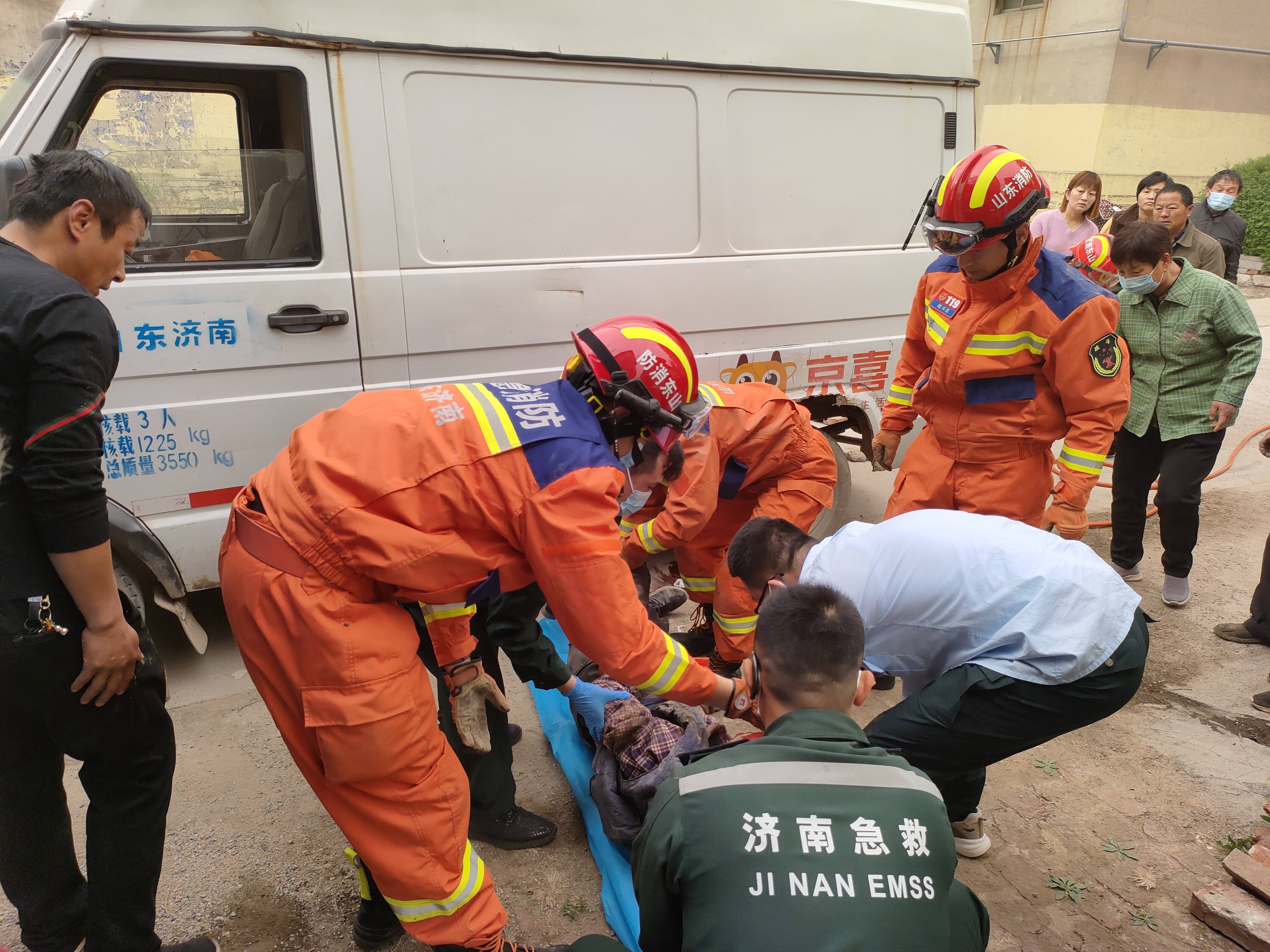 济南：老人被卷入车底 消防群众合力救援
