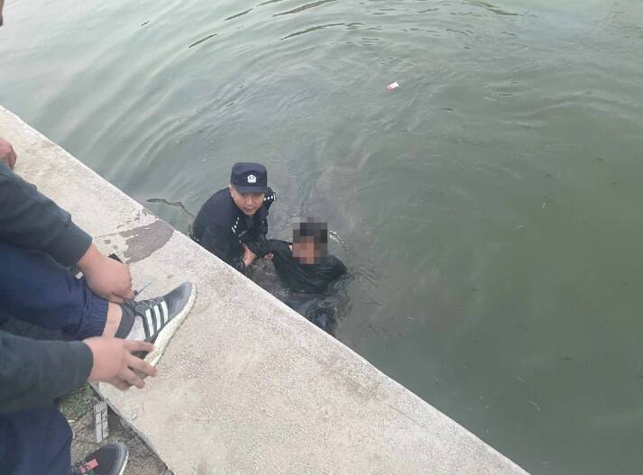 生死一线！东平民警跳入河中勇救轻生女子