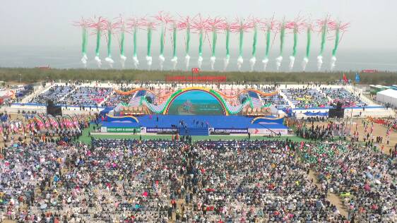 第40届潍坊国际风筝会盛大启幕 天空变成“欢乐海洋”