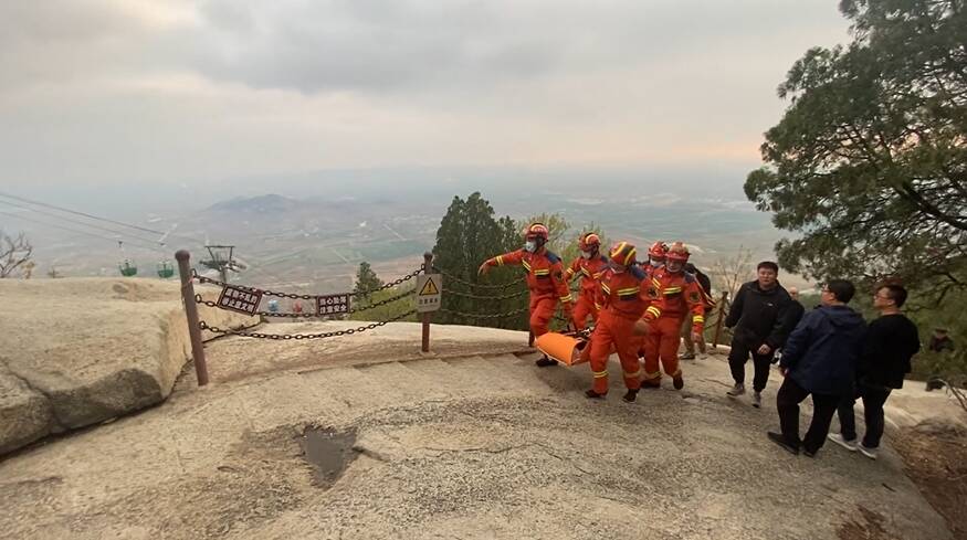 济宁：女子爬山不慎扭伤 消防紧急救援