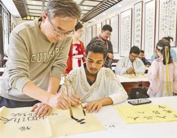 外国留学生参观王羲之故居 感受中国传统文化魅力