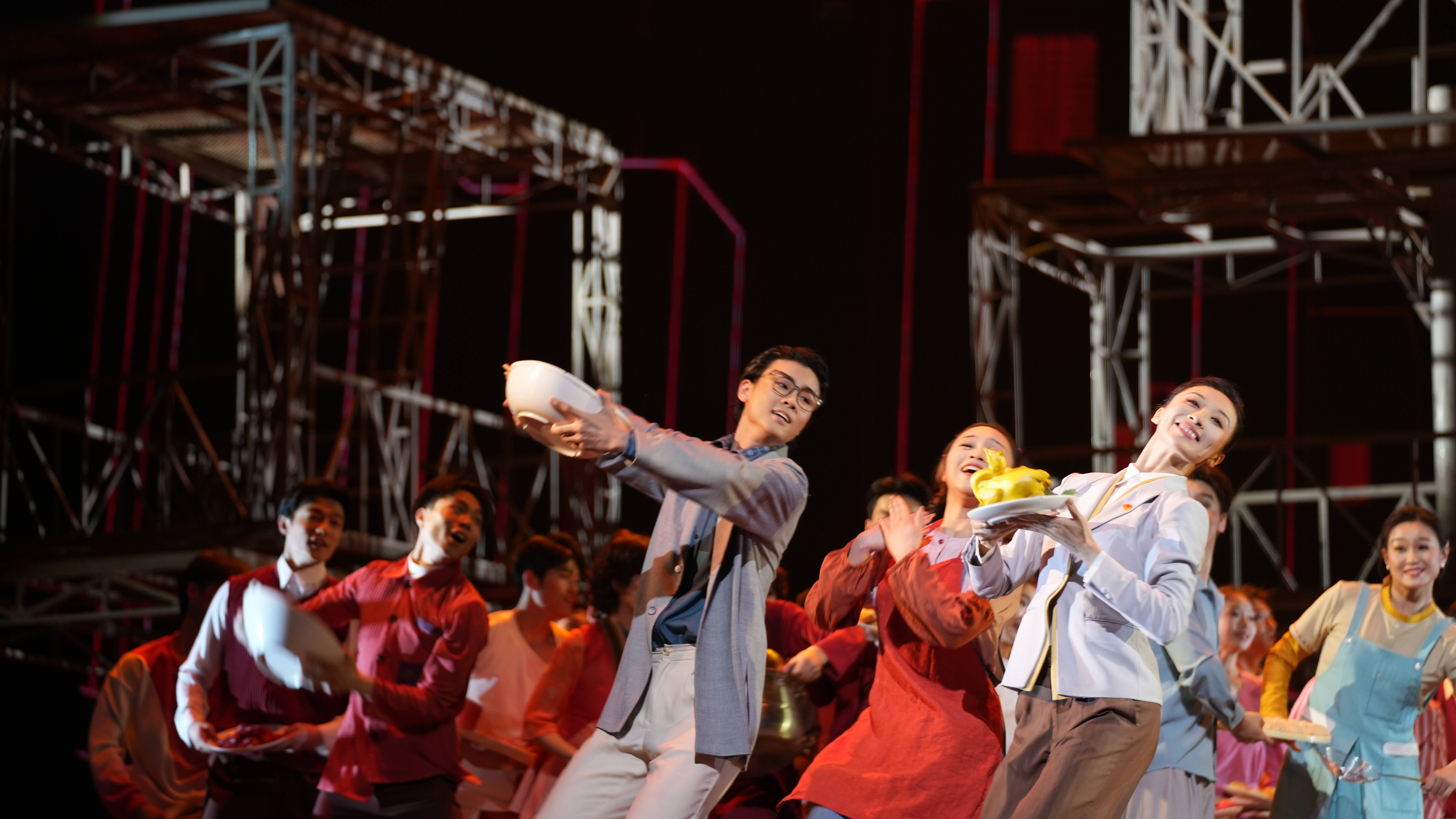 舞剧《挑山》亮相中央歌剧院：用艺术表达为民情怀，用舞蹈讲述百姓故事