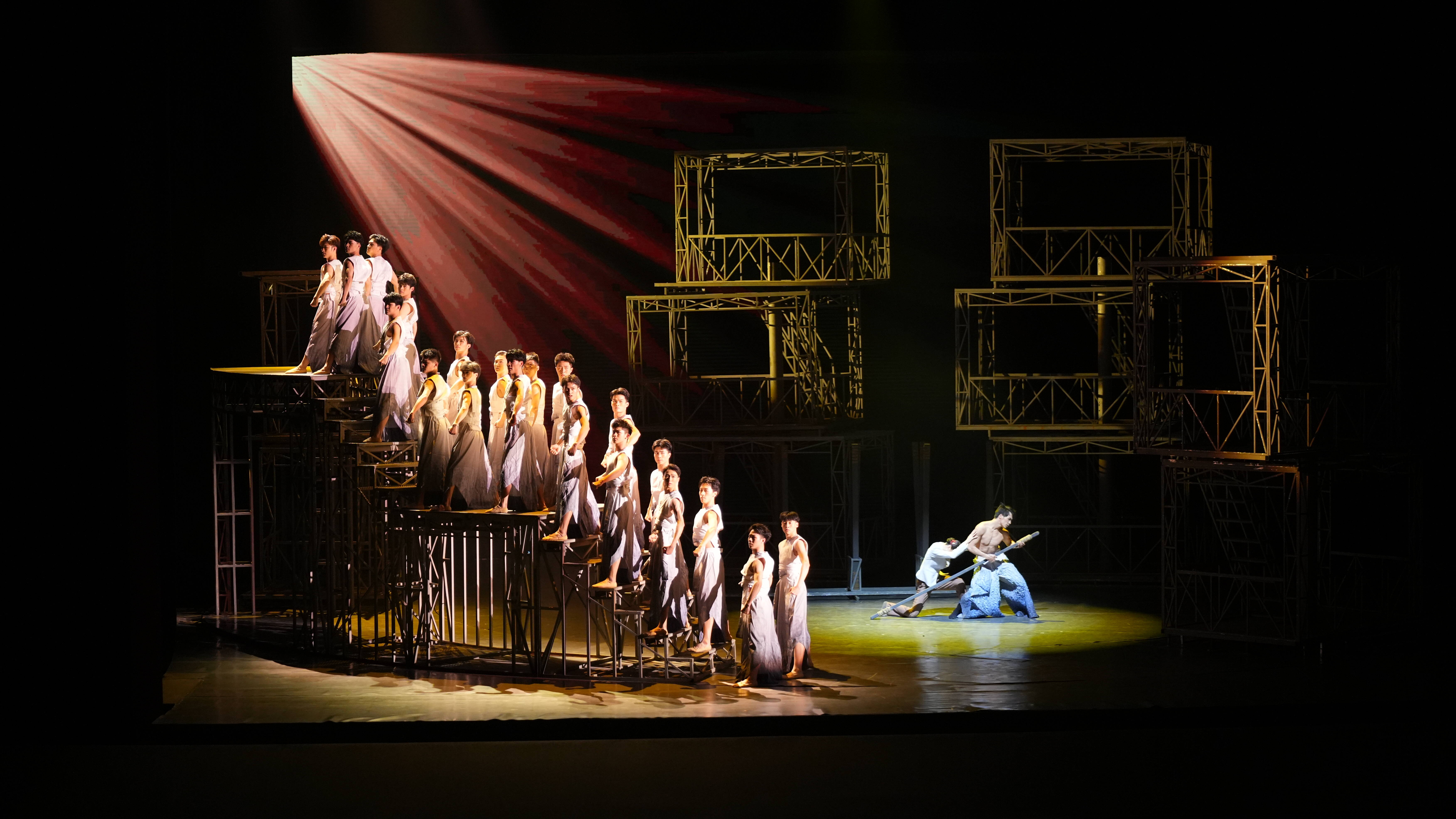 新版舞剧《挑山》在省会大剧院倾情上演 社区“小人物”展现挑山“大能量”