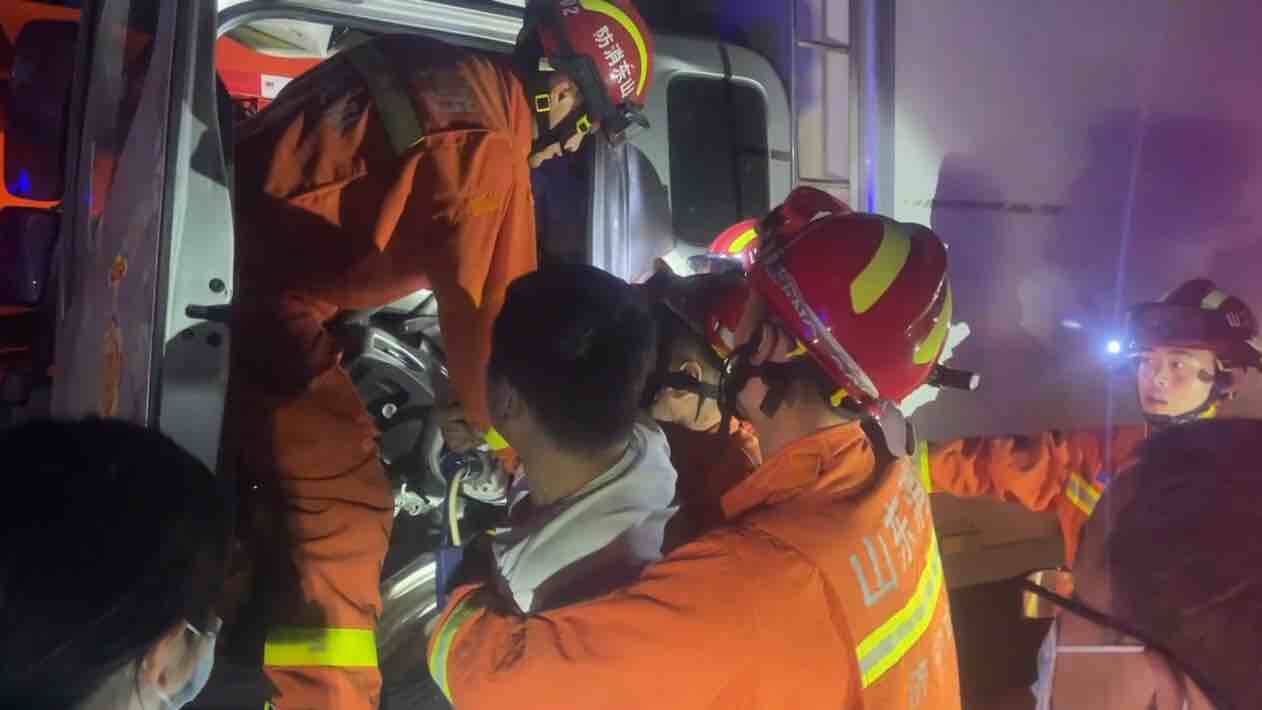 济宁汶上：两车追尾司机被卡驾驶室 消防员紧急营救
