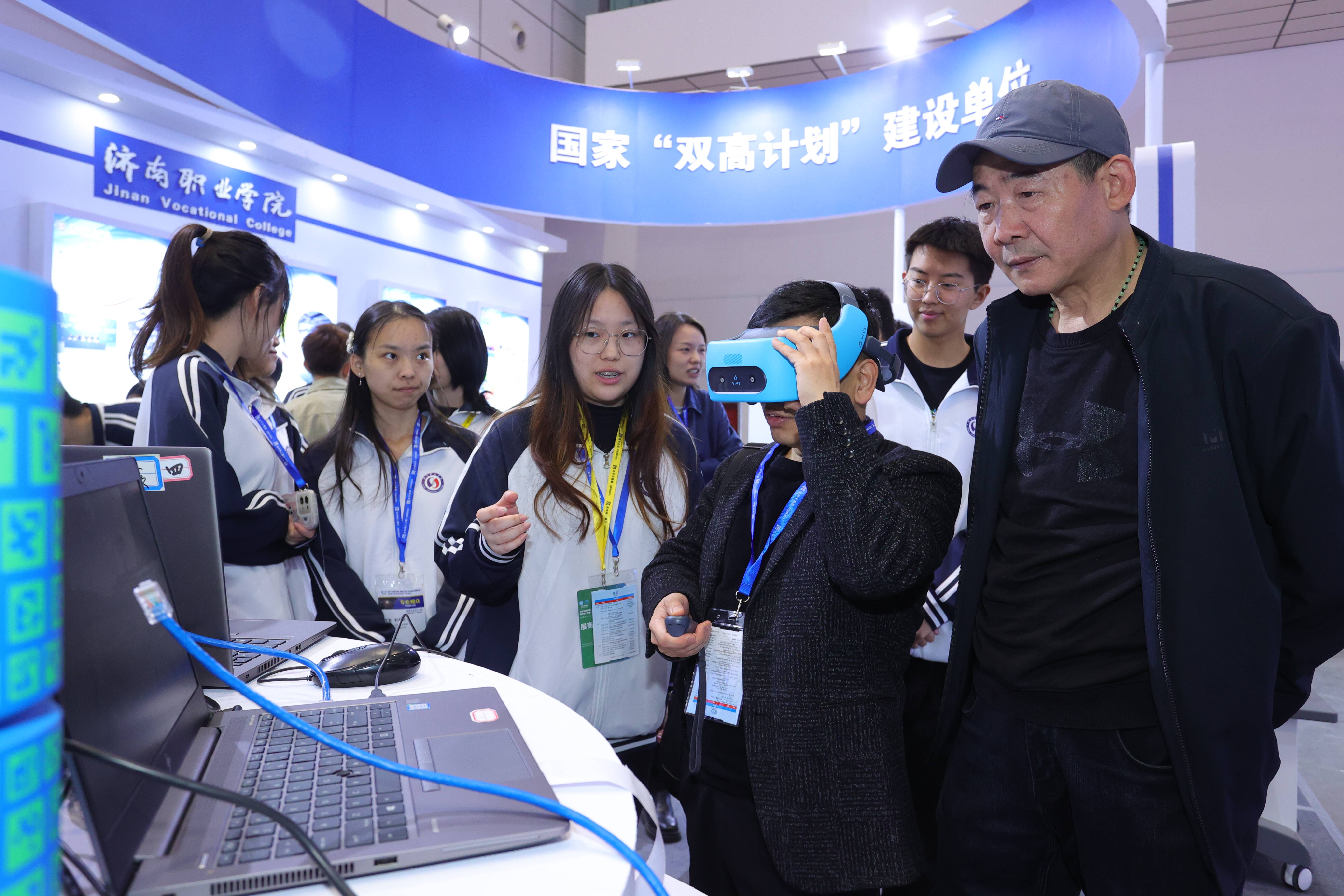 元宇宙等硬核科技纷纷亮相 第十五届中国·济南信息技术博览会开幕