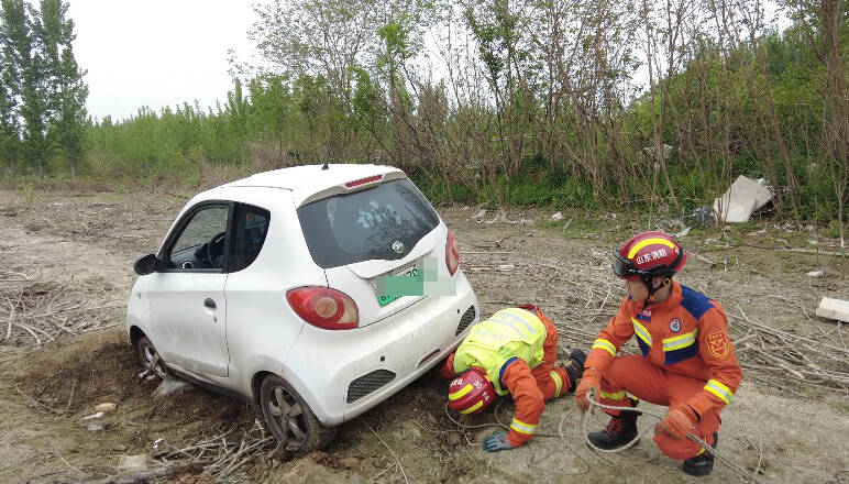 滨州：雨后车辆陷泥坑 消防用时5分钟成功救援