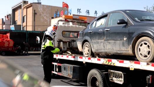 滕州清除道路“牛皮癣”  32辆“僵尸车” 被拖离