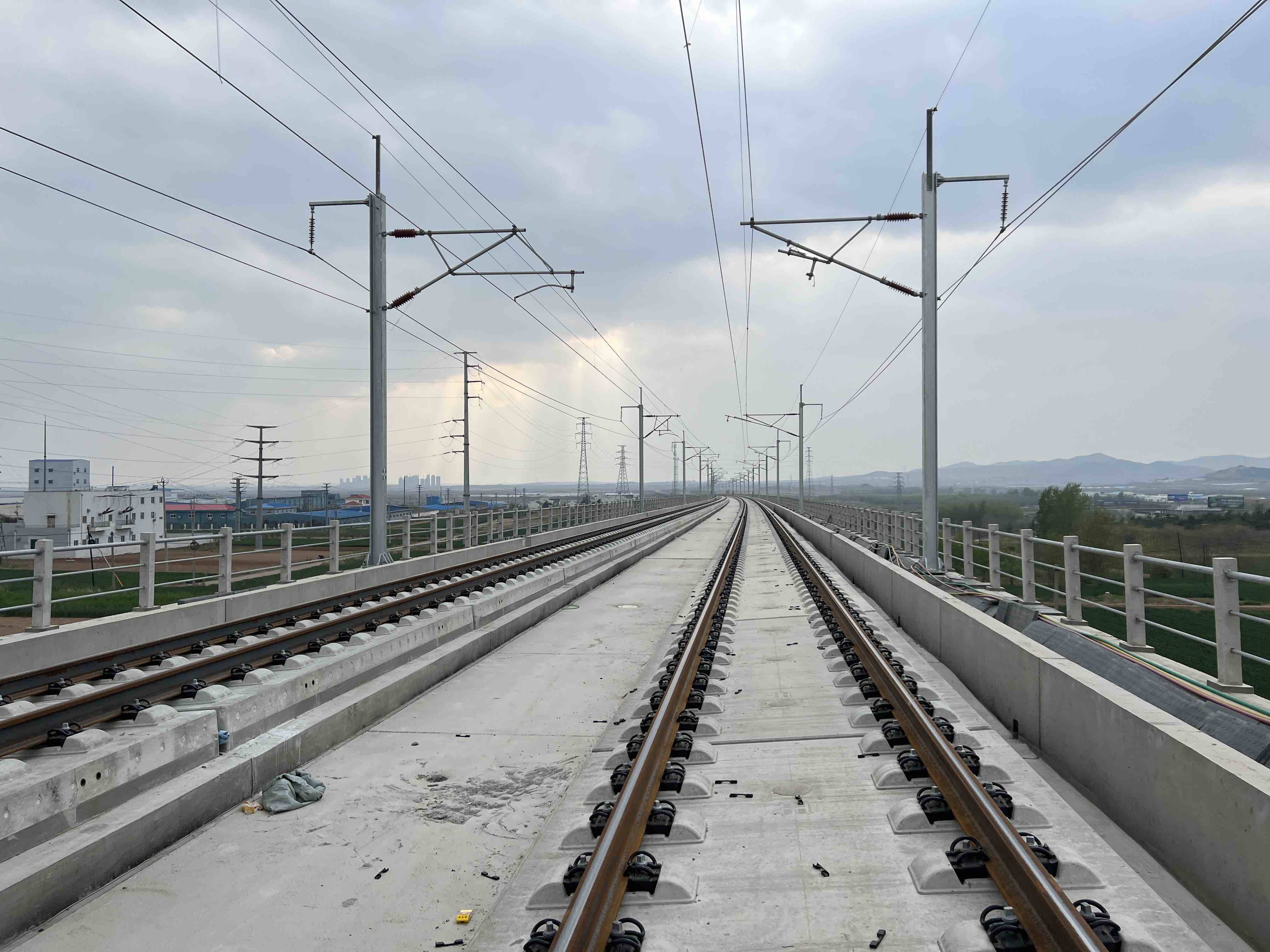 最新进展莱荣高铁接触网首件工程通过验收接触网开始全面施工将于7月4