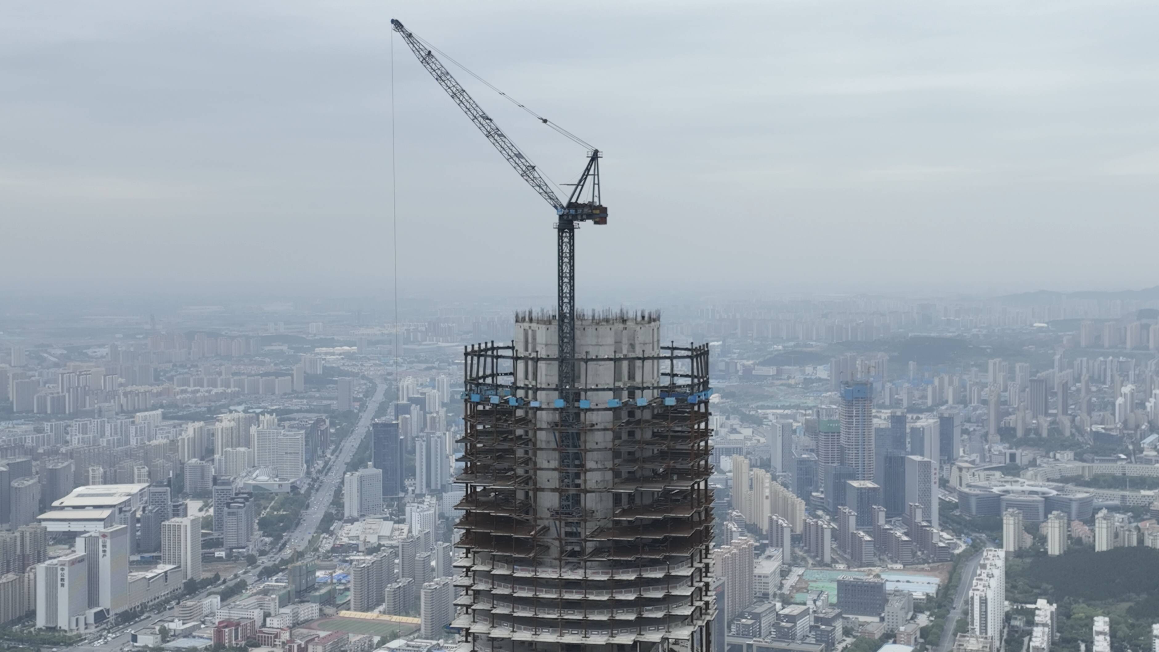 “山東第一高”再迎新突破 外框鋼結構封頂，記者帶你一探究竟