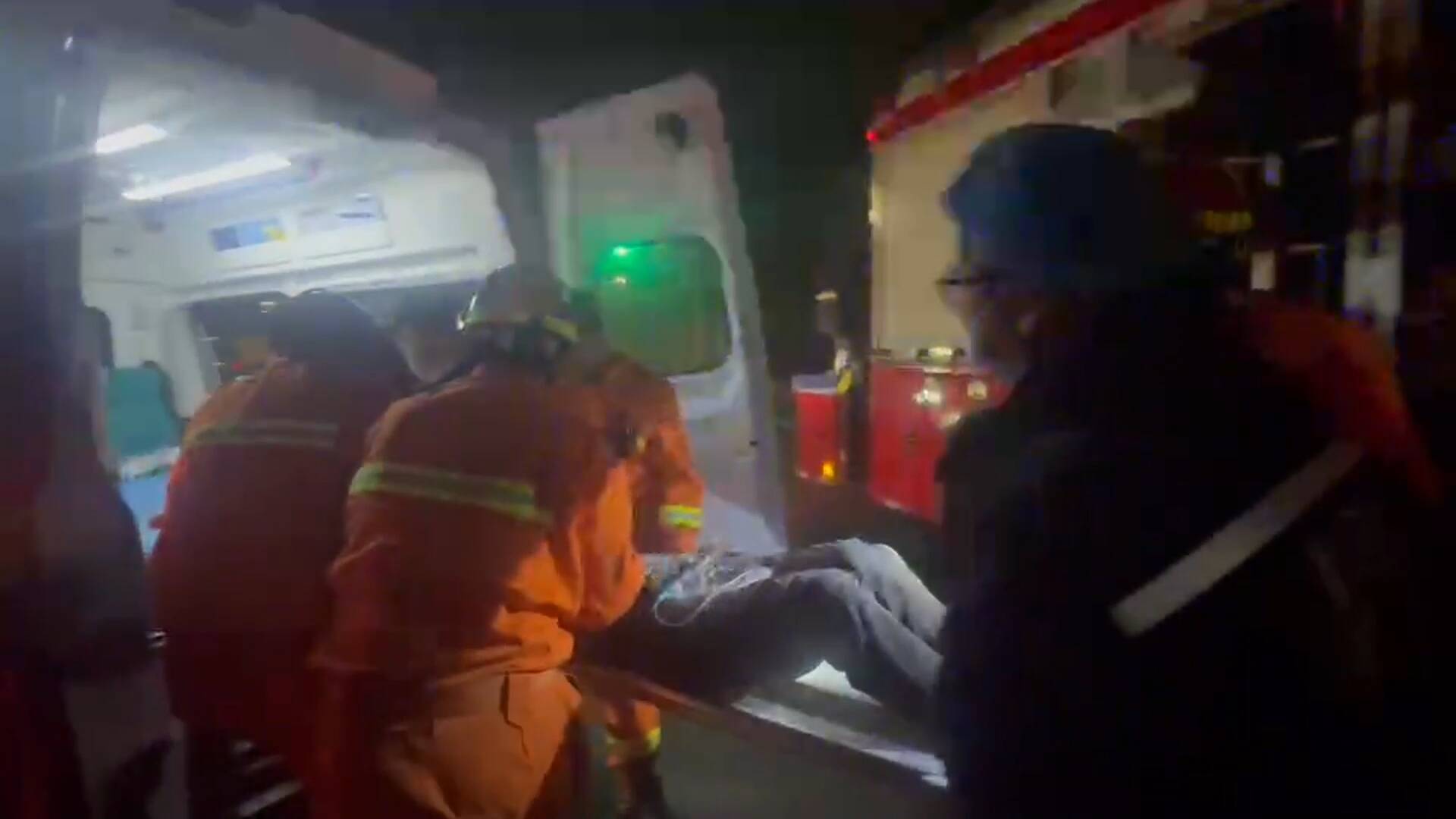 东营：面包车与渣土车相撞致一人被困 经消防部门20分钟后成功救出