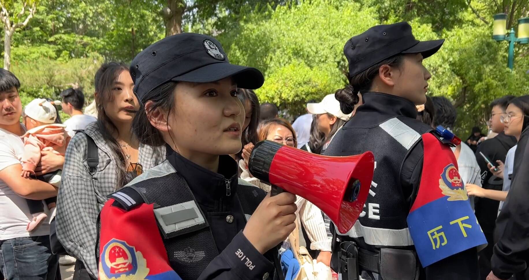 節日我在崗｜“手繪地圖+小喇叭”  第一泉派出所民警小羅助力游客暢游濟南