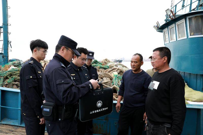 黄渤海伏季休渔 荣成海岸警察强化渔船管控