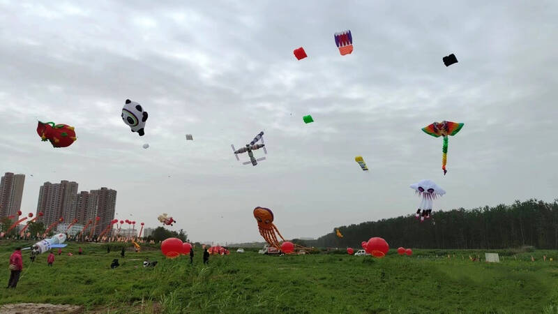 潍坊风筝飞到了黄冈市