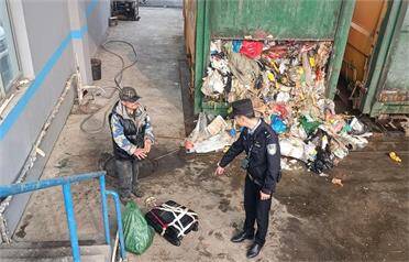 游客行李被误收进垃圾箱 威海民警帮寻回